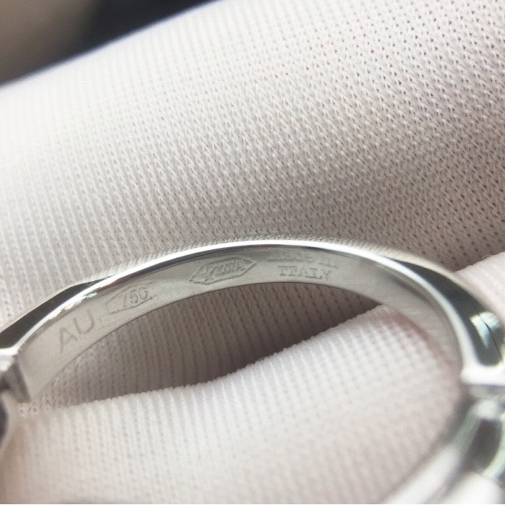 Women's round diamond ring